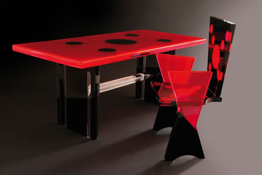 Rot-schwarzes Acrylglasmöbel