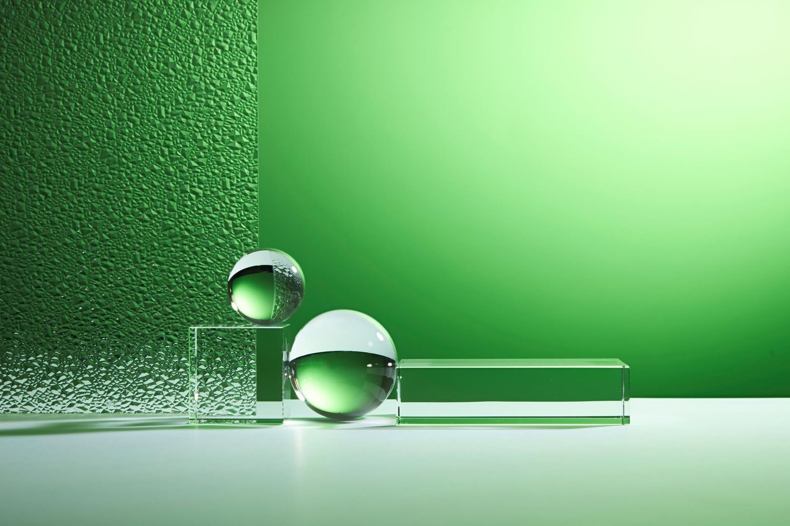 Kunststoffe - grüner Hintergrund